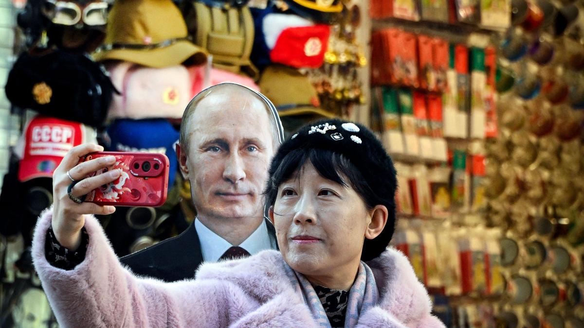 Eine chinesische Touristin auf der Moskauer Souvenirmeile Arbat. 