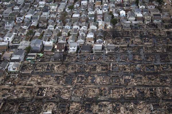 Breezy Point, New York. 80 Häuser sind allein in dieser Gegend abgebrannt.