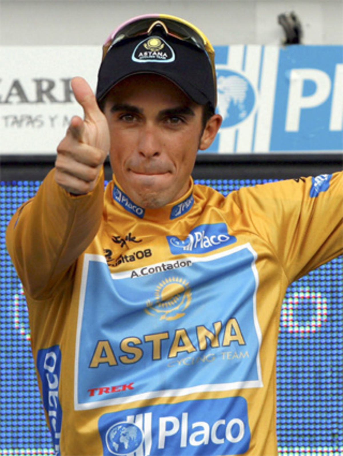 Als Tourfavorit gilt Armstrongs spanischer Astana-Teamkollege Alberto Contador. Doch auch er hat einen zweifelhaften Ruf. Auf Akten des spanischen Blut-Doktors Fuentes taucht Contadors Name auf. Contador bot sich als Zeuge an und wurde in Spanien nicht weiter behelligt.Im Astana-Team fährt übrigens auch der Deutsche Andreas Klöden, der von seinem Ex-Kollegen Patrik Sinkewitz schwer belastet wurde.
