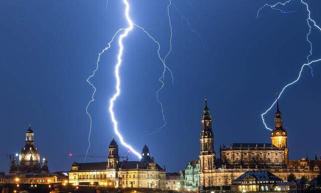 TOPSHOT-GERMANY-WEATHER-STORM