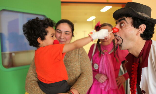 In der Oper gibt es weniger Platz für Spontaneität, sagt Rolando Villaz´on. Seine Auftritte mit den Roten Nasen sind dementsprechend eine willkommene Abwechslung.