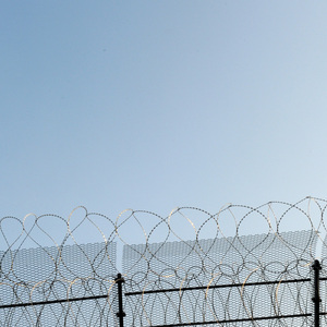 Symbolbild Gefängniszaun. 