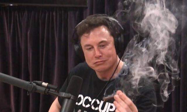 Elon Musk rauchte vor laufender Kamera einen Joint, dem Konzern Tesla laufen die Manager davon