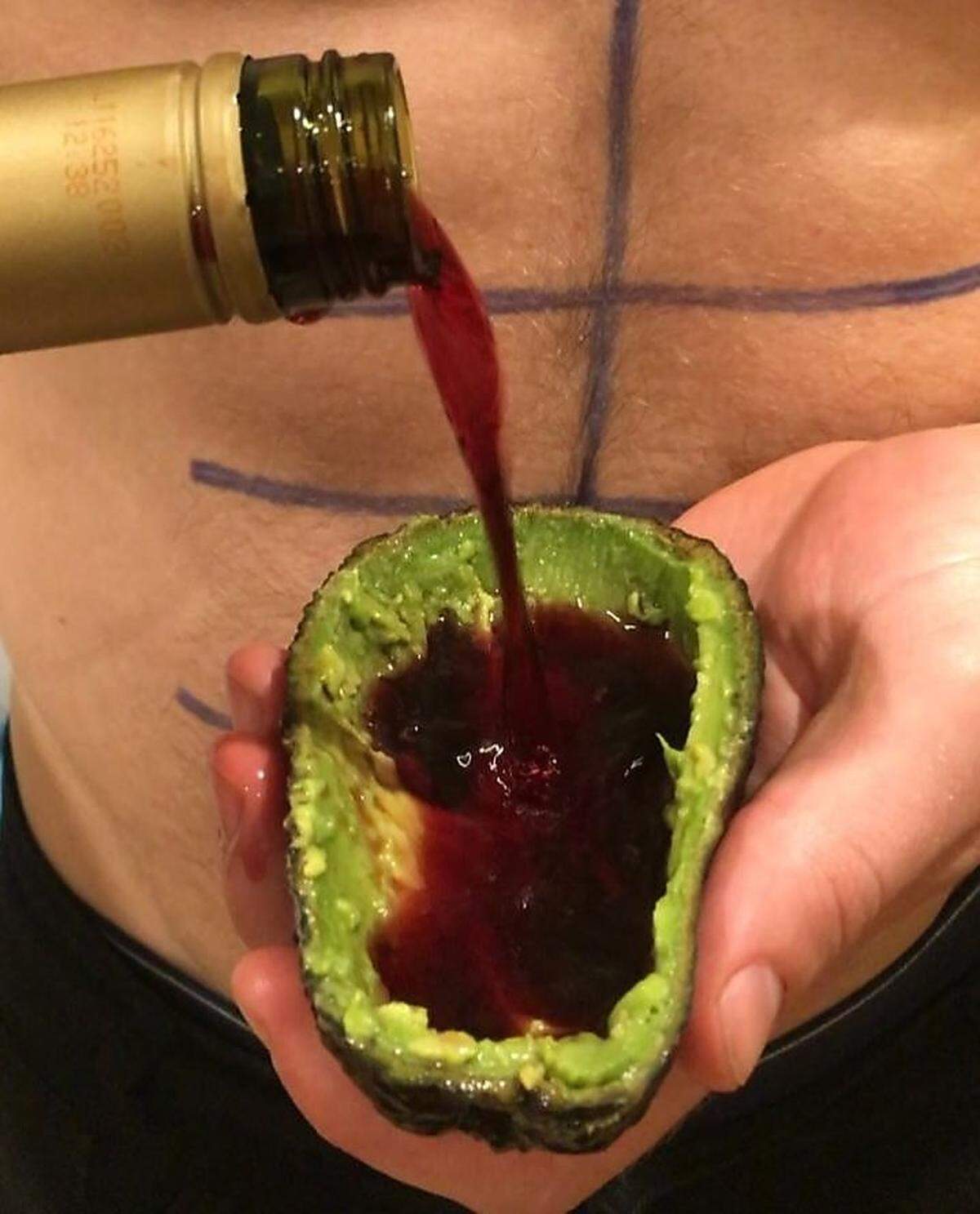 Trend-Essen macht Wellness Ted ebenfalls mit: Bei ihm gibt es statt "Avo Latte" - Kaffee aus Avocadoschalen - eben "Avo Vino".