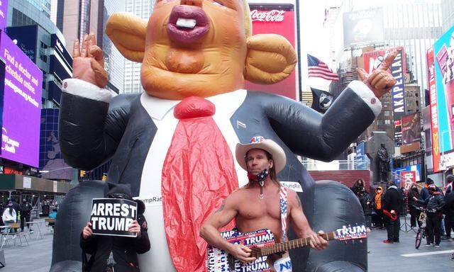 „Sperrt Trump ein“-Plakate und ein Ständchen eines Fans. Gegner und Anhänger des scheidenden Präsidenten in New York.