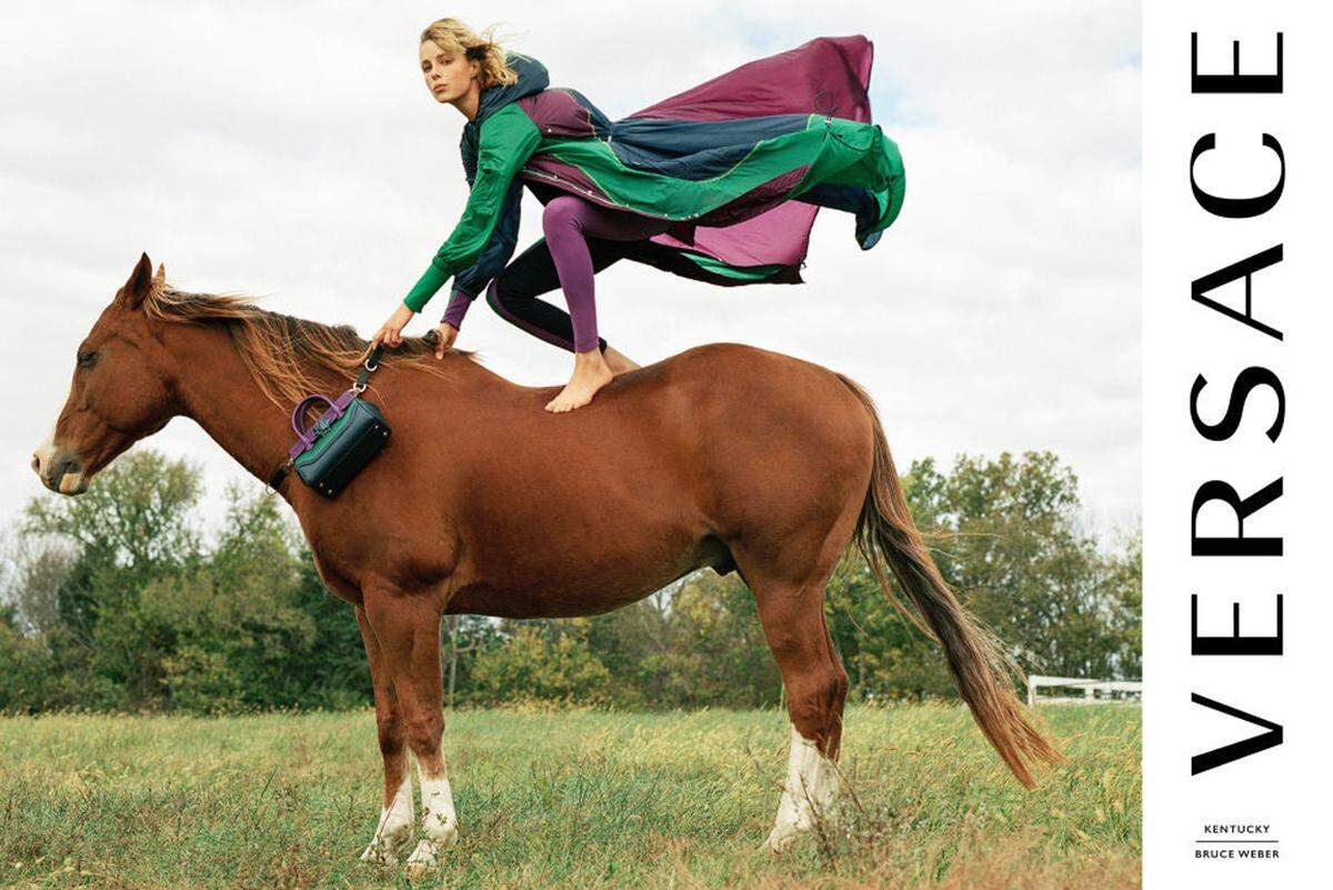 Aufs Pferd gekommen ist Model Edie Campbell für Versace. Bruce Weber zeichnet für die Sujets verantwortlich.