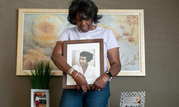 Klägerin Sheila Bush posiert mit einem Bild ihrer verstorbenen Mutter 