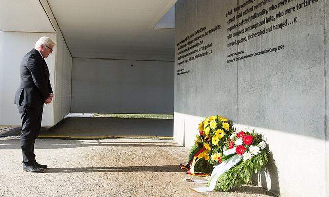 Der deutsche Außenminister Frank-Walter Steinmeier im KZ Sachsenhausen.