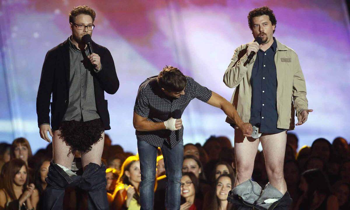 Zum Abschluss noch ein letztes Mal nacktes Fleisch. Seth Rogen und Danny McBride ließen 2013 die Hosen herunter. Mister "Shirtless", Zac Efron, gab den Preisrichter. Die MTV Movie & TV Awards werden am 19. Juni verliehen.