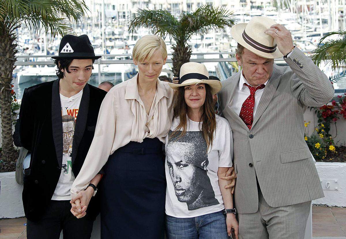 Die 50-jährige Tilda Swinton musste in dem Wettbewerbsbeitrag "We Need to Talk About Kevin" mit ihrem Amok laufenden Sohn fertig werden. Hier im Bild mit Regisseurin Lynne Ramsay (2.v.r.) und ihren Kollegen Ezra Miller (l.) und John C. Reilly (r.).