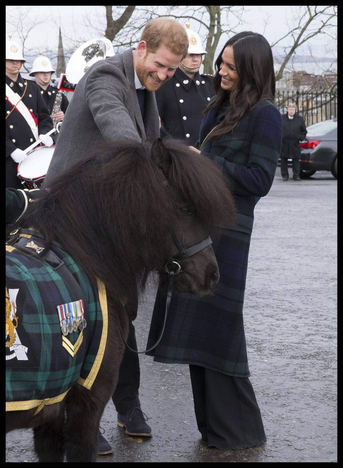 Das Paar sprach vor allem mit Kindern, die stundenlang gewartet hatten. Shetlandpony "Cruchan IV", das Maskottchen des Royalen Regiments von Schottland, bekam Streicheleinheiten.