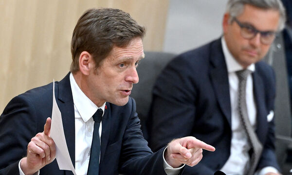 Der SPÖ-Abgeordnete Kai Jan Krainer bezeichnet die Vorgänge als "fragwürdig".