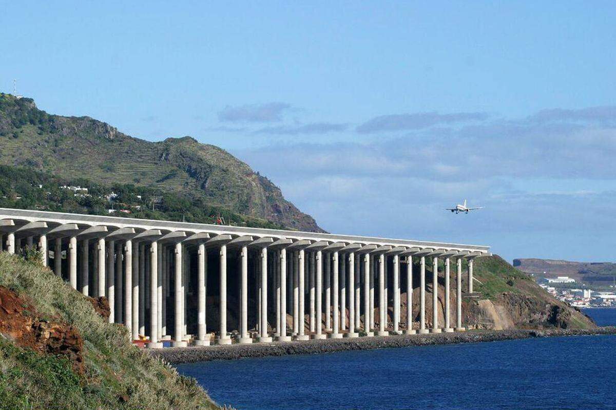 Landebahn anpeilen, Fallwinde ausgleichen, scharfe Rechtskurve ziehen und das Flugzeug ruhig halten. Auch der Flughafen von Madeira ist keine Kinderjause. Piloten dürfen hier nur nach einer speziellen Einweisung landen.