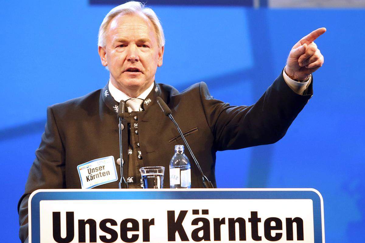 "Landesvater" Gerhard Dörfler (FPK) kommt im Wahlkampf die Rolle des Verteidigers zu: Er will auch in den nächsten Jahren auf dem Landeshauptmannsessel Platz nehmen. Am Beginn seiner Amtszeit war der 57-Jährige noch mit fragwürdigen Witzen und der Aussage, dass der natürlich angestammte Platz der Frau hinter dem Herd sei, in die Schlagzeilen geraten. Seit ihm die "Lösung" der Ortstafelfrage geglückt ist, sind solche Sager von Dörfler kaum mehr zu hören