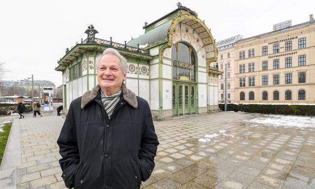 Johann Hödl vor dem Otto-Wagner-Pavillon auf dem Karlsplatz.