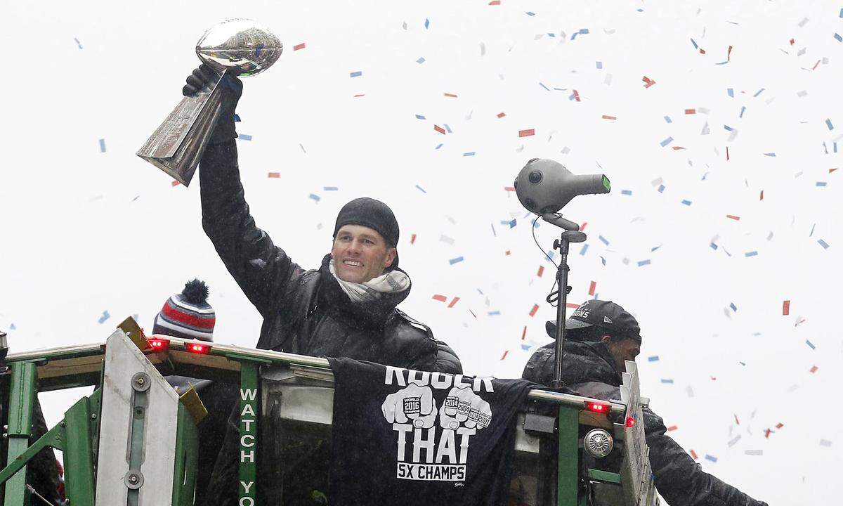 In offenen Wagen fuhr das Team durch die Stadt, immer wieder wurde - wie hier Star-Quarterback Tom Brady - die Vince-Lombardi-Trophy präsentiert.