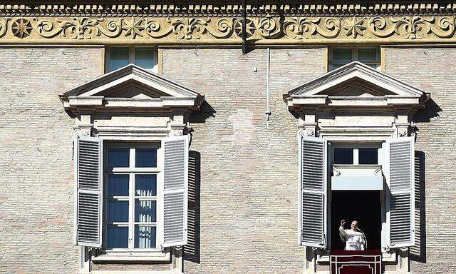 Papst Franziskus spricht beim Angelus-Gebet zu den Gläubigen am Petersplatz in Rom.