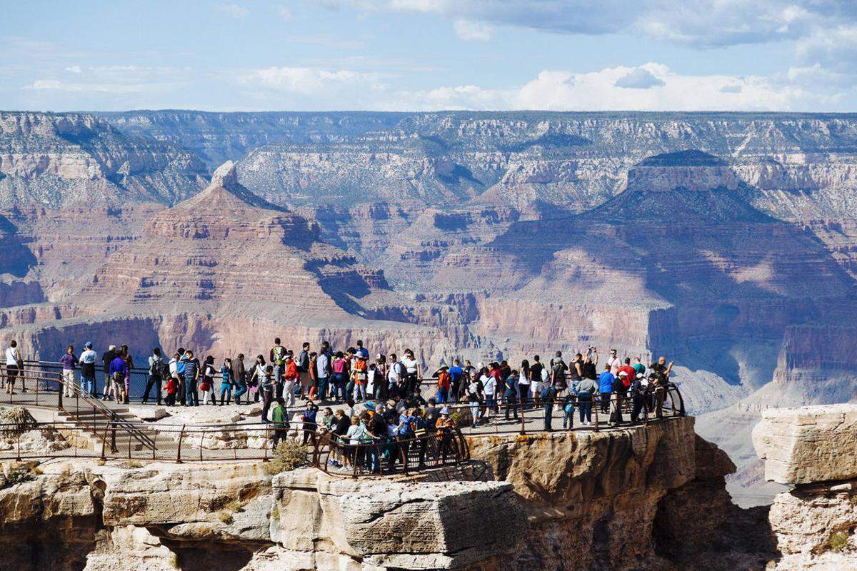 4,5 Millionen Besucher verzeichnet der Grand Canyon jährlich, allerdings auch durchschnittlich 12 Tote, wenn es nach der Parkstatistik geht. Die Gründe sind dabei unterschiedlich, es kann sich um Überanstrengung, Hitze, Dehydration, Suizid oder einen Unfall handeln, wenn man zum Beispiel über eine Klippe fällt.    