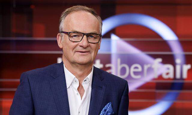 Frank Plasberg im Studio bei der letzten Sendung.