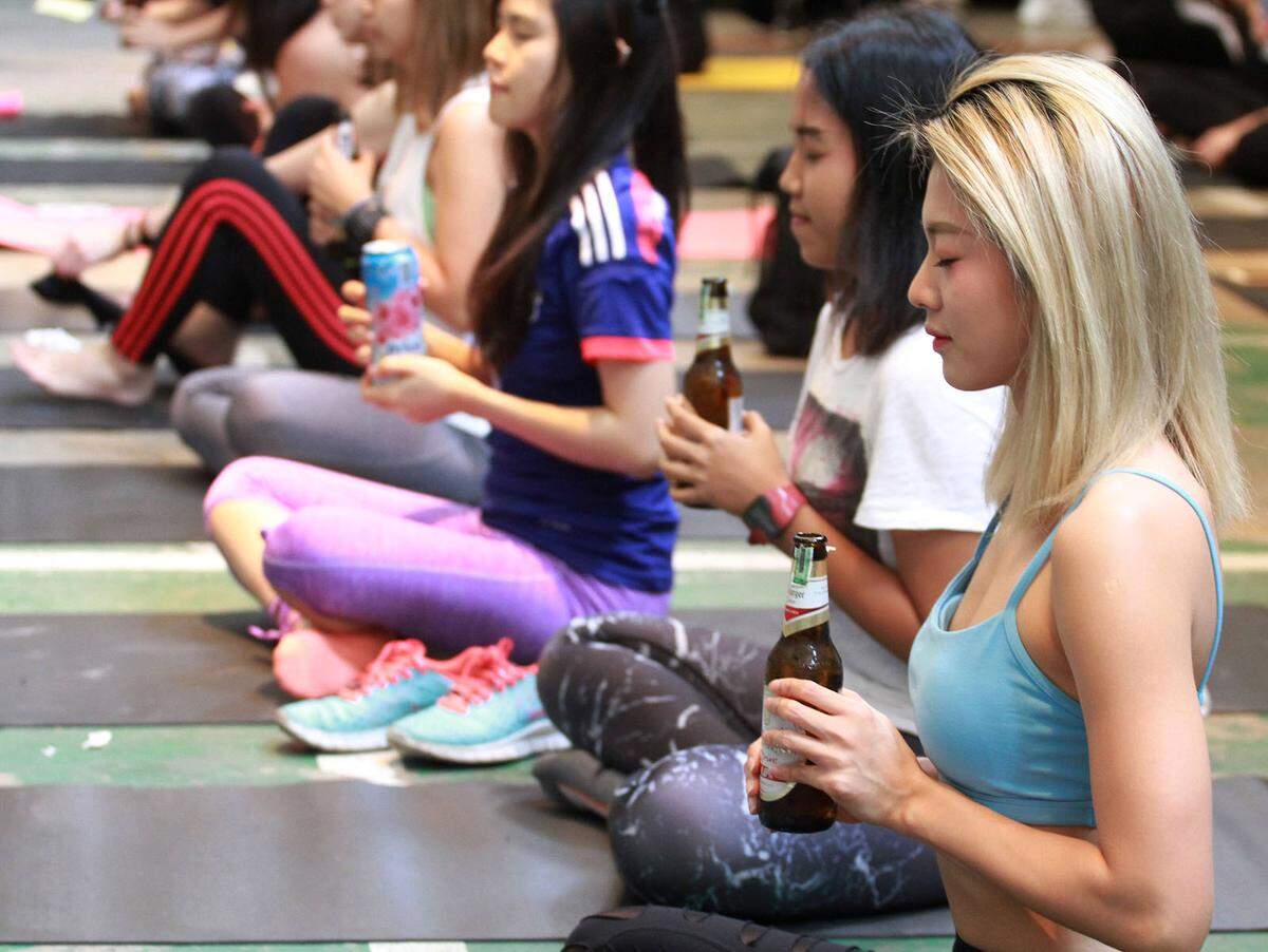 Während traditionelle Yogastunden eher darauf abzielen, den Blick auf sich selbst zu lenken, legen die Yoga-Bier-Klassen den Fokus auf die Gemeinschaft.