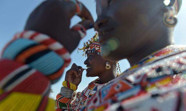 Bunt statt eintönig, so wie unsere Urgeschichte: Eine Tanzgruppe aus dem Hirtenvolk der Samburu in Kenia.