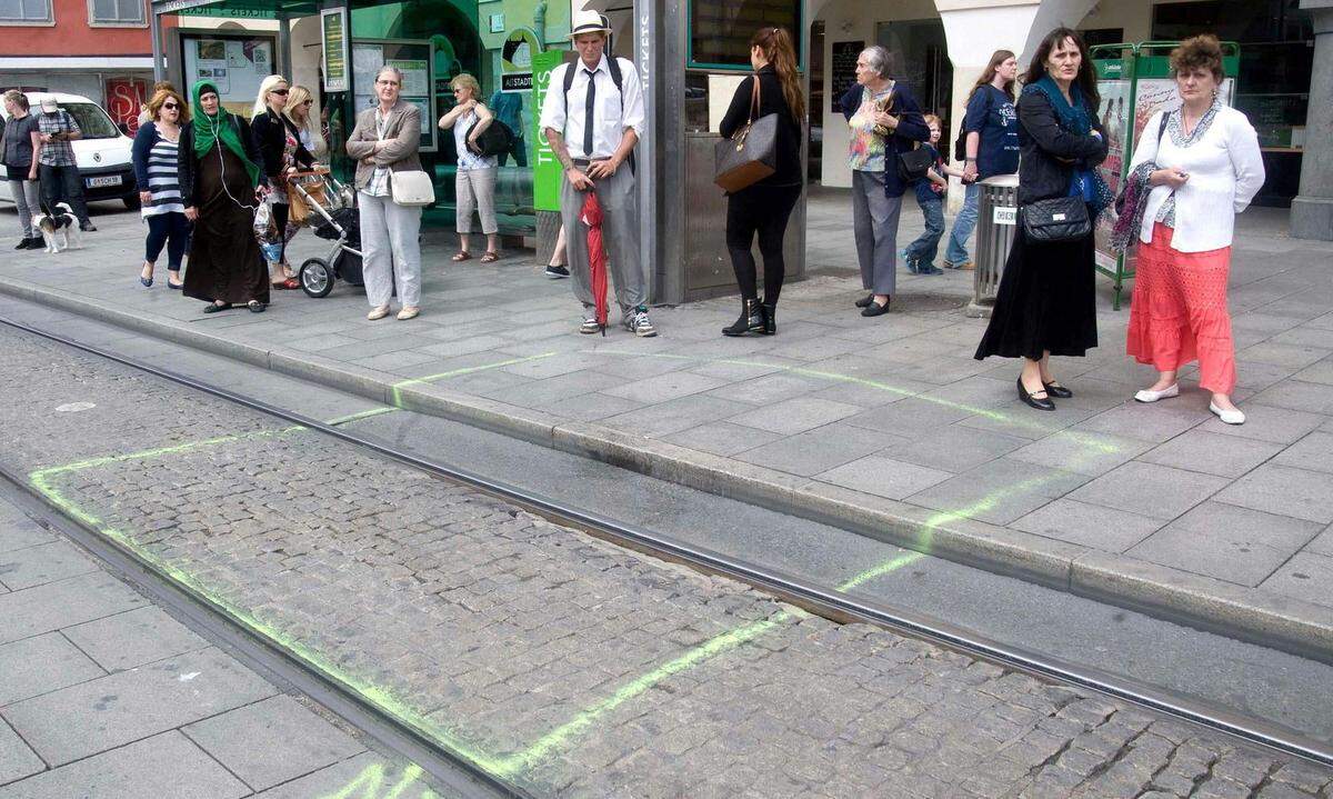 Am 20. Juni 2015 rast der gebürtige Bosnier Alen R. durch die Grazer Innenstadt und tötet dabei einen 28-jährigen Mann, einen vierjährigen Buben und eine 53-jährige Frau, rund 50 Personen wurden teilweise schwer verletzt. Polizeierkenntnissen zufolge drehte er infolge einer Wegweisung durch seine Frau durch. Wegen der Tötung von drei Personen und einem 108-fachen Mordversuch wird der 27-Jährige im September 2016 von einem Geschworenengericht zu lebenslänglicher Haft verurteilt, obwohl zwei von drei Psychiatern ihm mangelnde Zurechnungsfähigkeit wegen einer schweren Geisteskrankheit attestiert hatten.