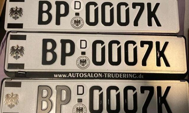 Beschlagnahmte Autokennzeichen mit der Abkürzung BP für „Bundesstaat Preußen“