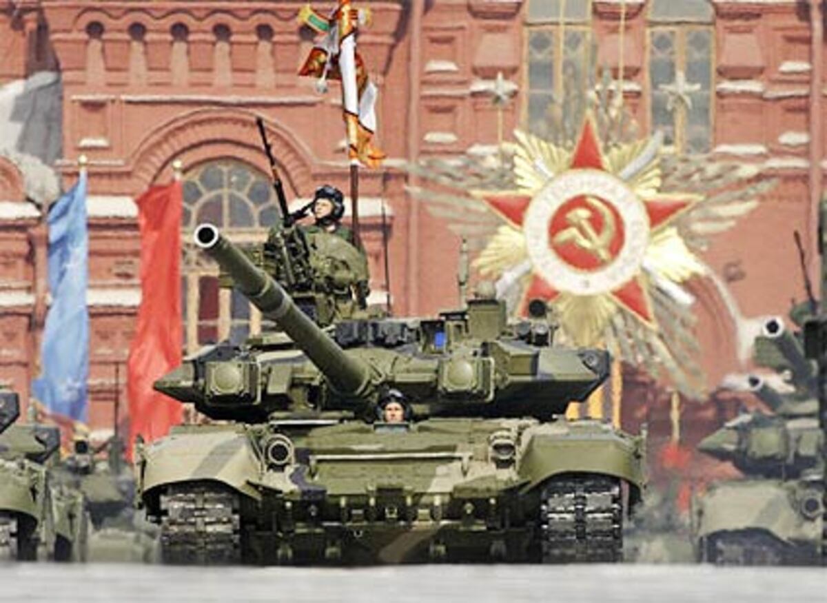 Die Besatzungen salutierten aus geöffneten Luken dem neuen Präsidenten Dmitri Medwedew.