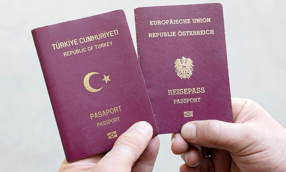 Ein türkischer und ein österreichischer Pass (Archivbild)