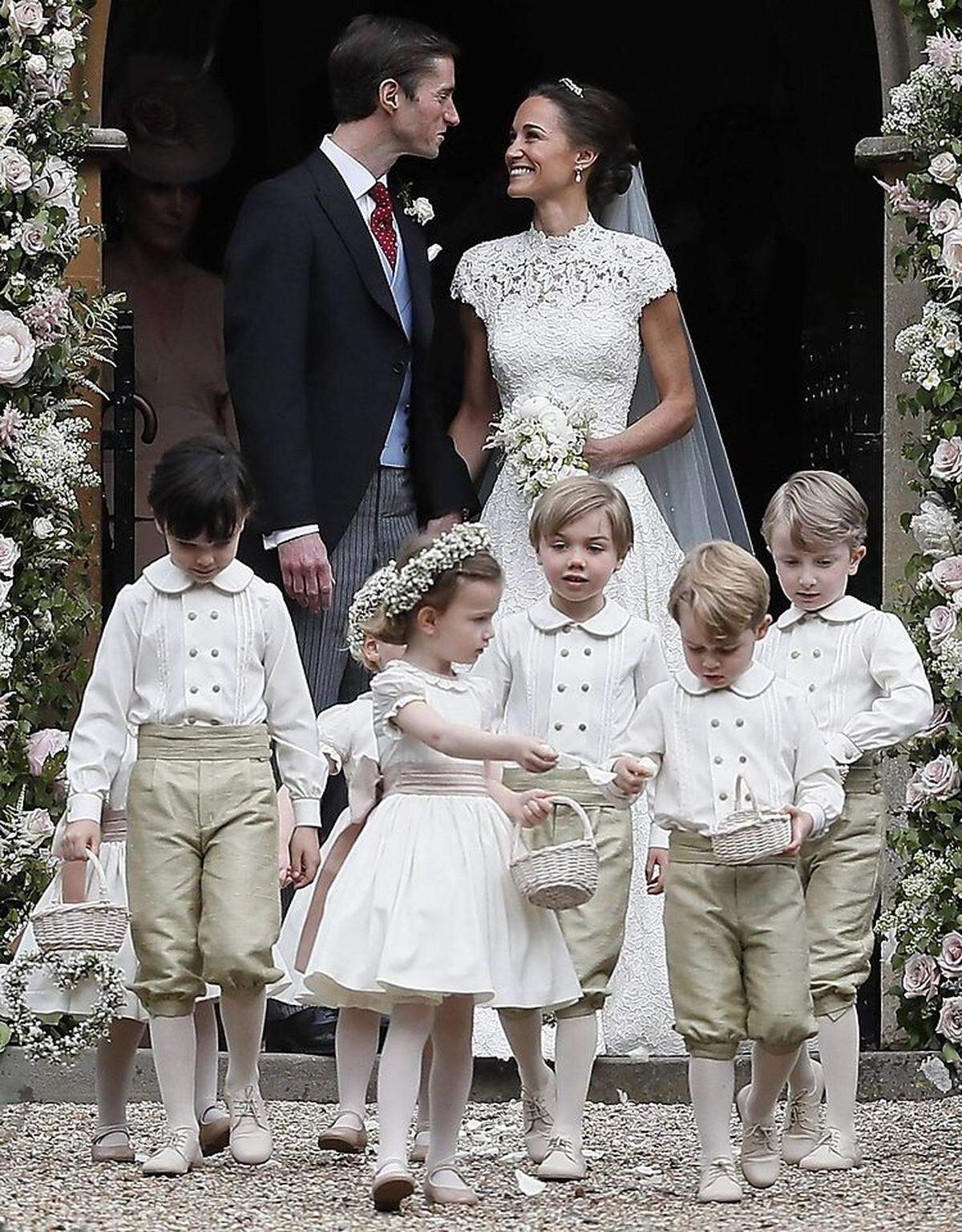 Der Schmuck hatte eine Verbindung zur königlichen Hochzeit von Kate Middleton und dem Prinzen William: Das kleine florale Diadem wurde von den Londoner Juwelieren Robinson Pelham kreiert, die auch für Kates Schmuck bei ihrer Hochzeit verantwortlich zeichneten. Pippa Middleton wählte für ihren Hochzeitstag auch jene Robinson-Pelham-Perlenohrringe, die sie bei der Hochzeit von Kate getragen hatte. Der Brautstrauß ähnelte ebenfalls jenem der großen Schwester und wurde auch von den gleichen Floristen - Lavender Green in London - angefertigt, wenn auch mit anderen Blumen: mit Pfingstrosen, Gartenwicken, Astilben, Freesien, Hakigem Chamelaucium, grünen Glockenblumen und Frauenmantel.