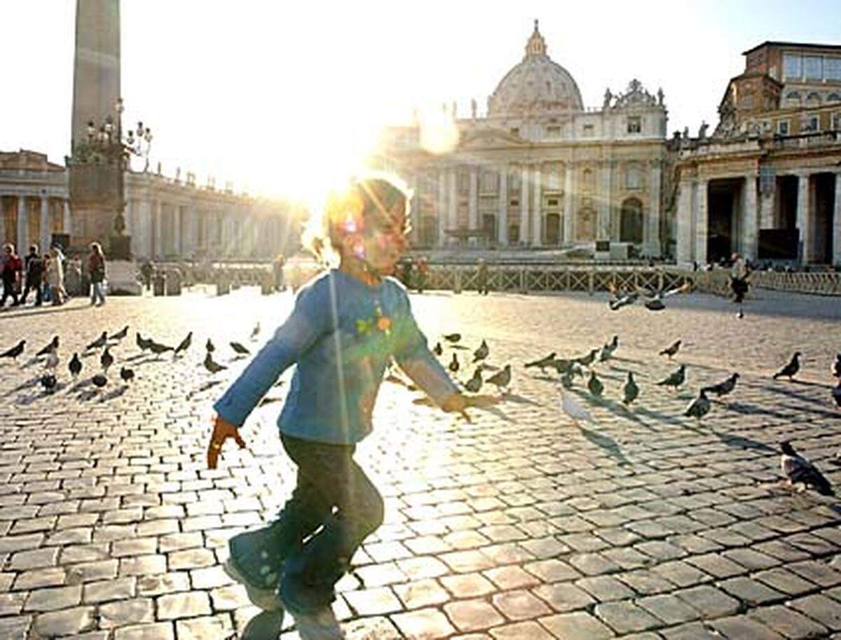 Der Vatikan ist zugleich der kleinste Staat der Welt und das Zentrum der größten religiösen Gruppierung der Welt: der römisch-katholischen Kirche. Während nur 552 Menschen die vatikanische Staatsbürgerschaft innehaben, bekennen sich 1,17 Milliarden Menschen zur katholischen Kirche.