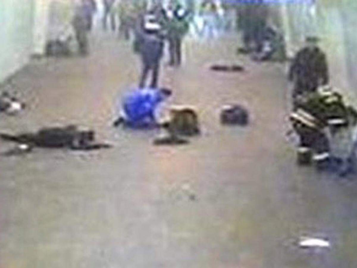 Nach dem Anschlag irrten Verletzte in den betroffenen U-Bahn-Stationen herum, wie man hier auf einem Bild einer Überwachungskamera erkennen kann.
