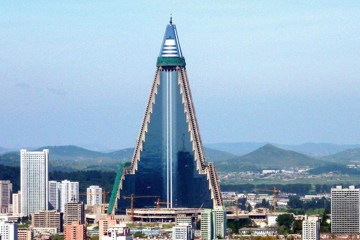 Später futuristischer Brutalismus nordkoreanischer Abart. 1987 wurde der Monsterbau des Ryugyöng in Pjönjang begonnen, heute steht die Fassade. Für Touristen in der makabren Nische Schurkenstaatenreisen.