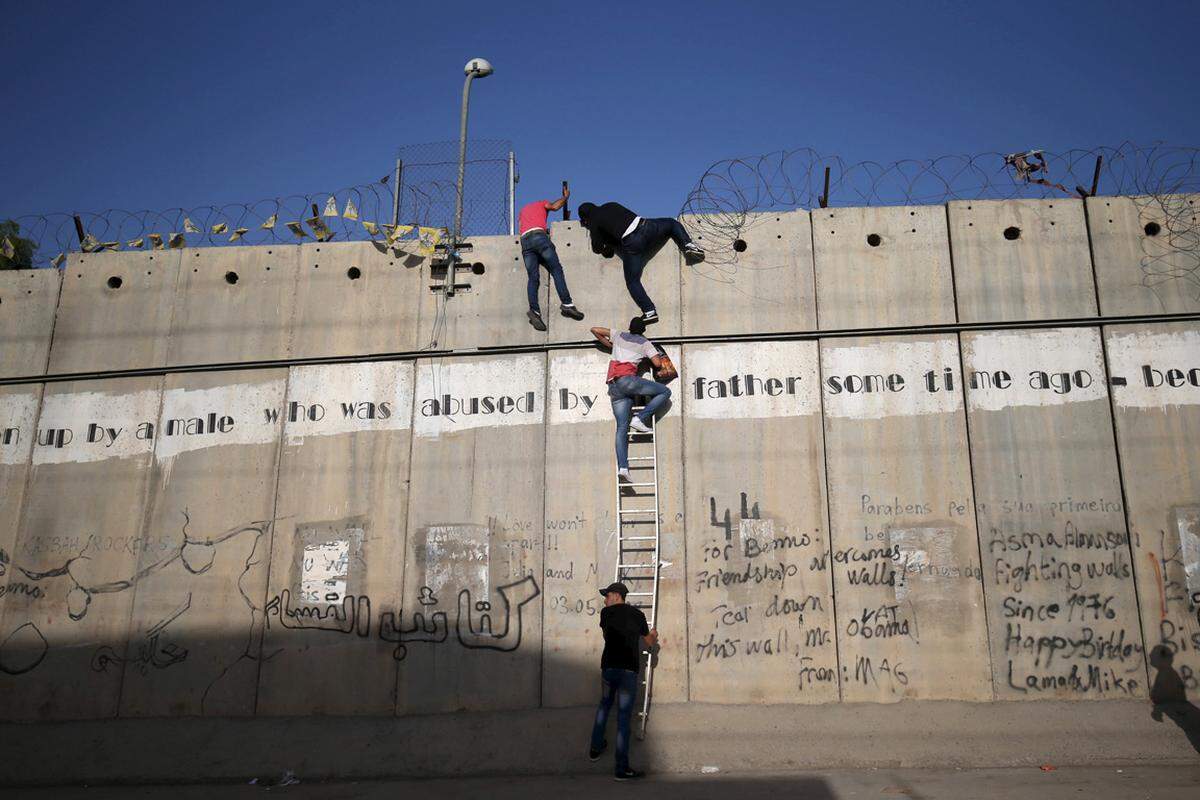 Auf dem Territorium des Westjordanlandes entstand ab 2002 eine 759 km lange Absperrung, Stacheldrahtzaun und teilweise eine bis zu acht Meter hohe Stahlbetonmauer. Grund sind Sicherheitsängste Israels, Angst vor einsickernden palästinensischen Selbstmordattentätern.