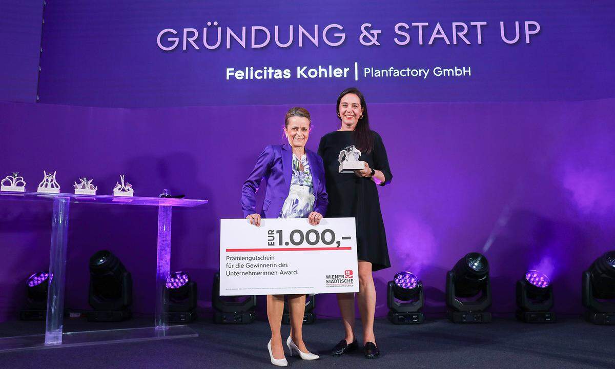 Christine Dornaus, Vorstandsdirektorin Wiener Städtische, übergibt den Award an Felicitas Kohler von  Planfactory GmbH, Gewinnerin in der Kategorie Gründung &amp; Start-up.