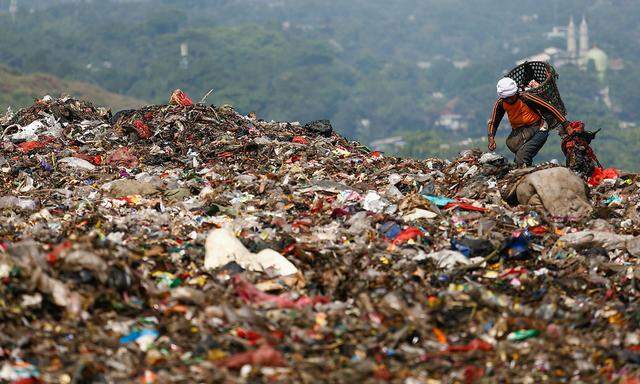 Auf der Suche nach wiederverwertbaren Dinge nund Teilen auf einer Mülldeponie in Bekasi in der indonesischen Provinz Jawa Barat.