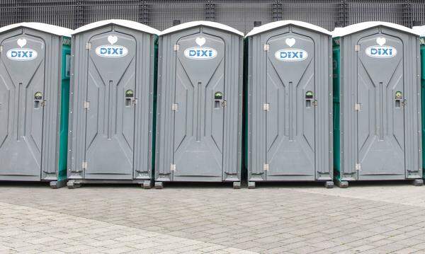 185 mobile Toiletten und 28 WC-Container werden fürs Fest auf der Insel aufgestellt. 40.000 Rollen WC-Papier stehen bereit.