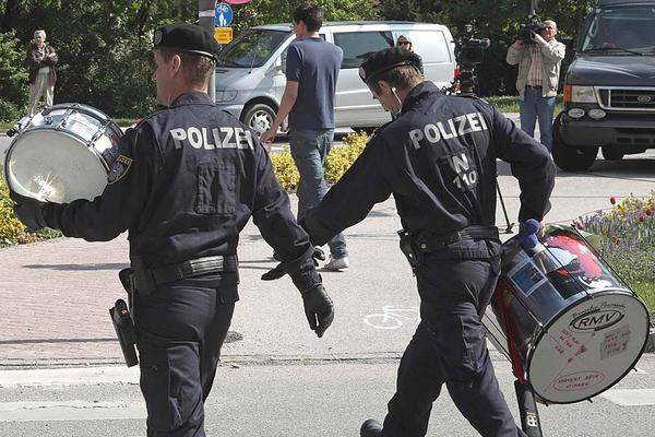 Schon vor der Urteilsverkündung herrschte auf dem Platz vor dem Gericht in Wiener Neustadt ausgelassene Stimmung - die Polizei musste intervenieren.