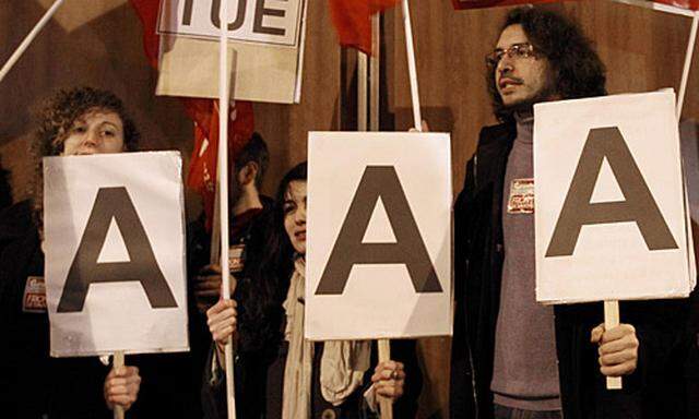 Demonstration vor dem Büro von Standard and Poors in Paris am Abend nach Bekanntwerden der Herabstufung.