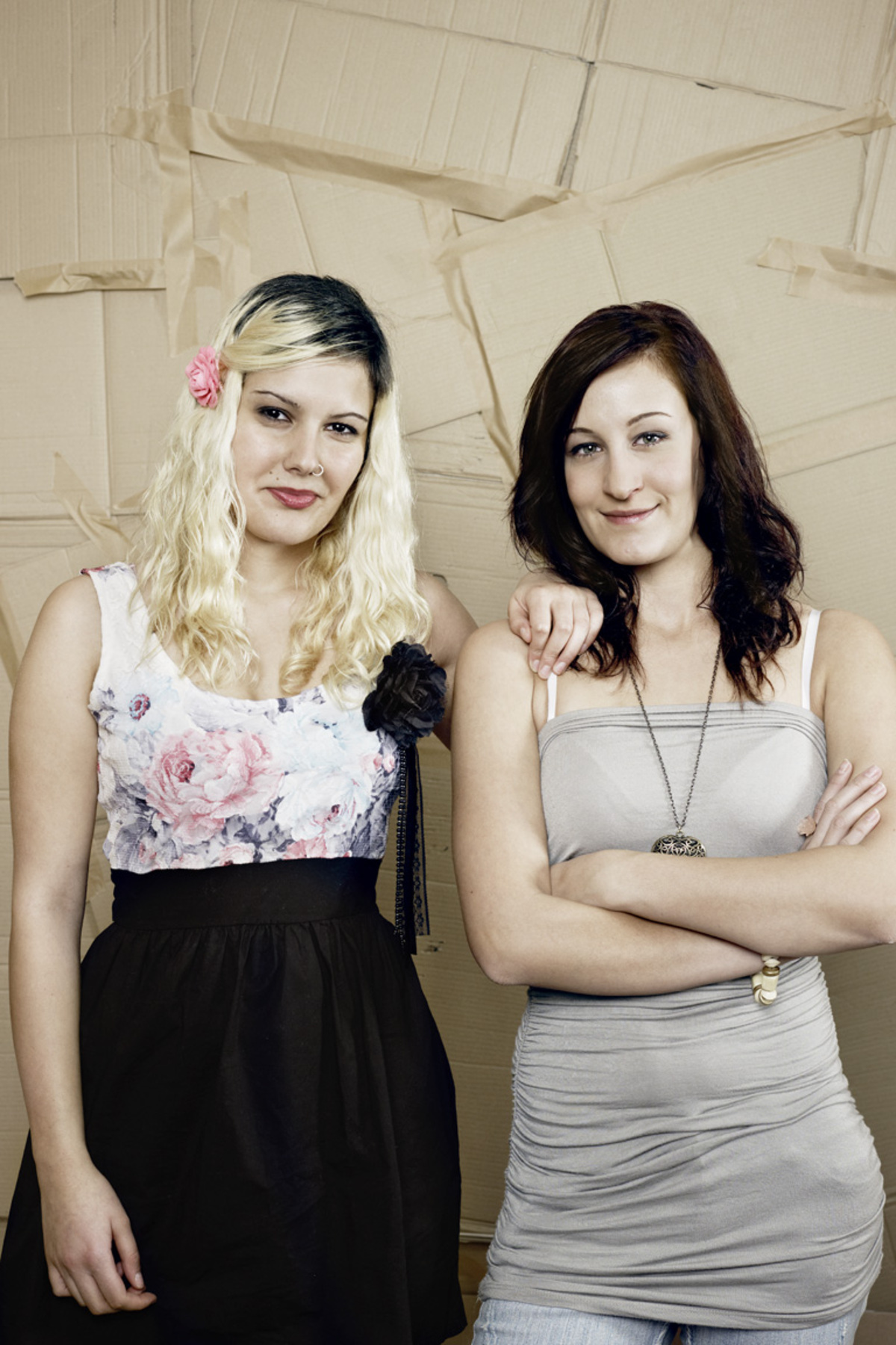 Ein paar Vorschläge hätten die beiden jungen Damen für die Wiener Linien: „Die öffentlichen Verkehrsmittel müssten gemütlicher sein, es muss einen Mehrwert haben, sich in eine Straßenbahn zu setzen. Dann würden mehr Leute das Auto stehen lassen. Nicht, weil der Fahrpreis niedriger wird.“ Alice und Gözde engagierten sich in einem Schulprojekt zu umweltverträglicher Mobilität und erfuhren unter anderem dank Fragebögen, was Menschen im Stadtverkehr noch an ihre Autos bindet. Ob Steckdose, Becherhalter oder Sitzheizung – zu den Öffis könnten die beiden wohl so einige Ideen beisteuern.Ein paar Vorschläge hätten die beiden jungen Damen für die Wiener Linien: „Die öffentlichen Verkehrsmittel müssten gemütlicher sein, es muss einen Mehrwert haben, sich in eine Straßenbahn zu setzen. Dann würden mehr Leute das Auto stehen lassen. Nicht, weil der Fahrpreis niedriger wird.“ Alice und Gözde engagierten sich in einem Schulprojekt zu umweltverträglicher Mobilität und erfuhren unter anderem dank Fragebögen, was Menschen im Stadtverkehr noch an ihre Autos bindet. Ob Steckdose, Becherhalter oder Sitzheizung – zu den Öffis könnten die beiden wohl so einige Ideen beisteuern.