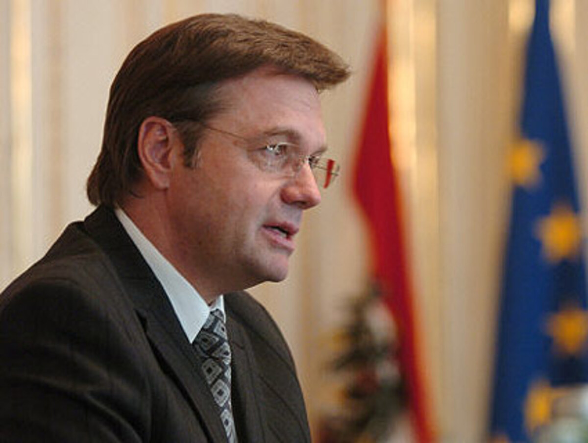 "Man darf nicht einknicken."  Innenminister Platter ist gegen einen Abzug der vier österreichischen Offiziere aus Afghanistan.