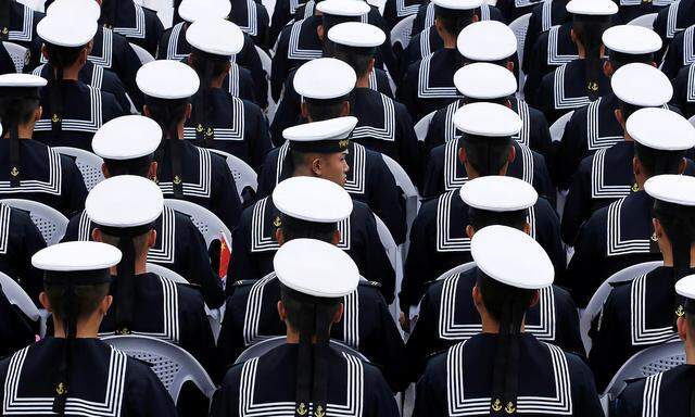Aufmarsch der Marine bei einer Parade. Im Südchinesischen Meer wird China aufgrund seiner Territorialansprüche von Anrainerstaaten als Bedrohung wahrgenommen.