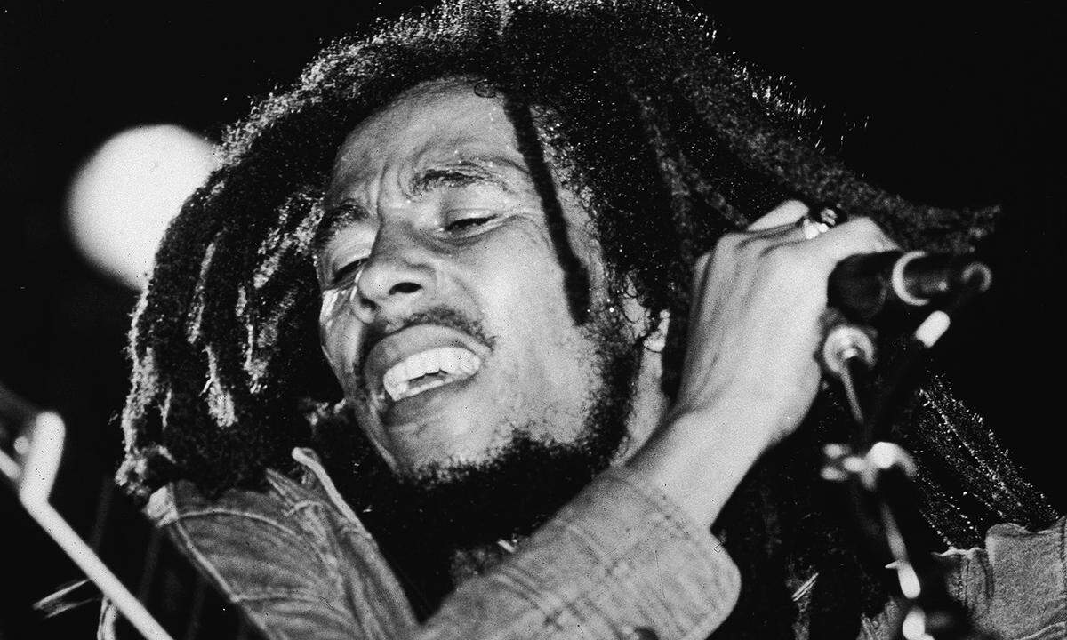 Zugegeben, die Zahlen können nicht bestätigt werden. Doch Bob Marley soll Gerüchten zu Folge zwischen 22 und 46 Kindern gezeugt haben. Zwölf hat er zu Lebzeiten offiziell als die Seinen anerkannt, elf leibliche und ein adoptiertes.