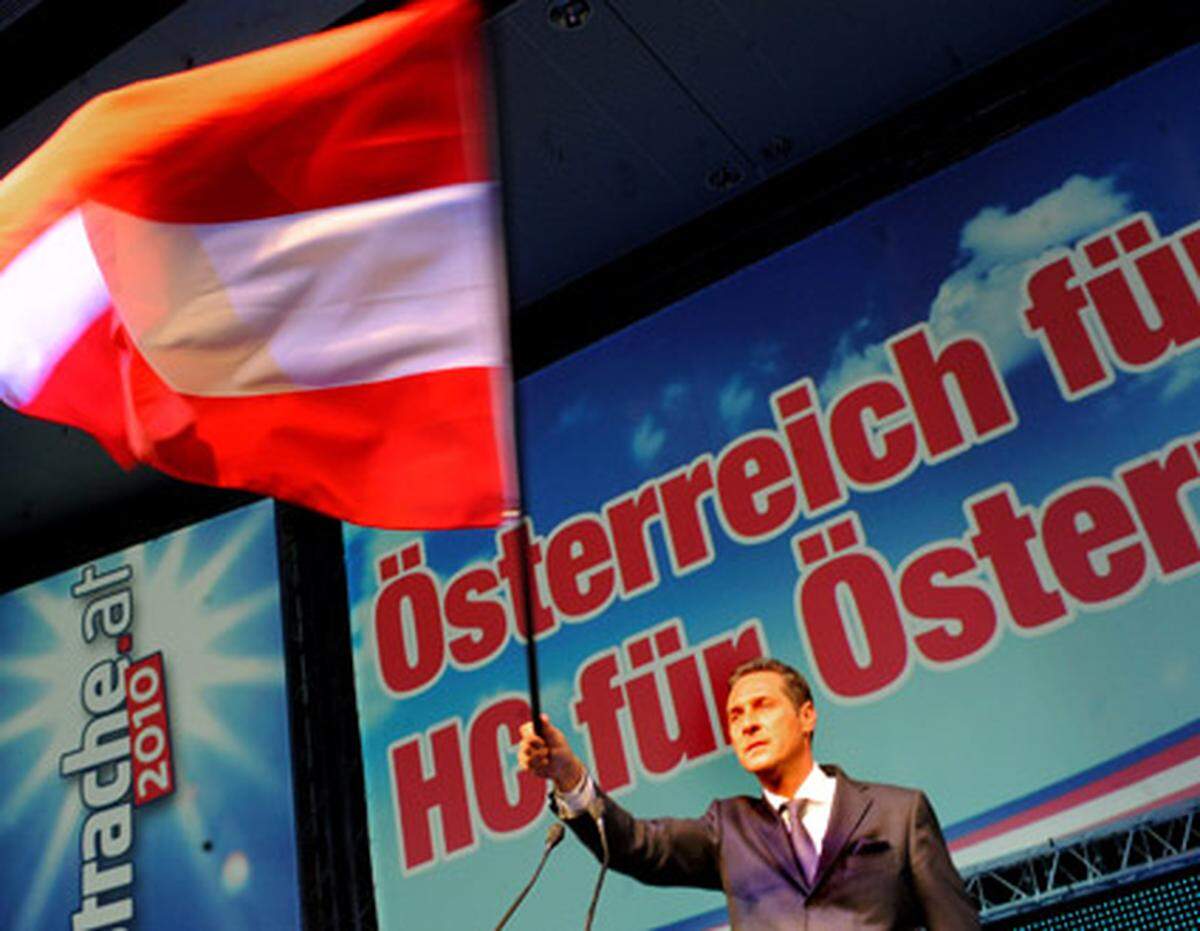 Die FPÖ erstarkte Ende der Achtziger-Jahre unter ihrem damaligen Partei-Obmann Jörg Haider. Das beste bundesweite Wahlergebnis erreichten die Blauen im Jahr 1999 - ein Jahr später zog die FPÖ in die Regierung ein. Seit 2005 ist Heinz-Christian Strache Chef der FPÖ. Auch unter seiner Führung betreibt die FPÖ populistische Politik die sich meist gegen ausländische Mitbürger richtet.