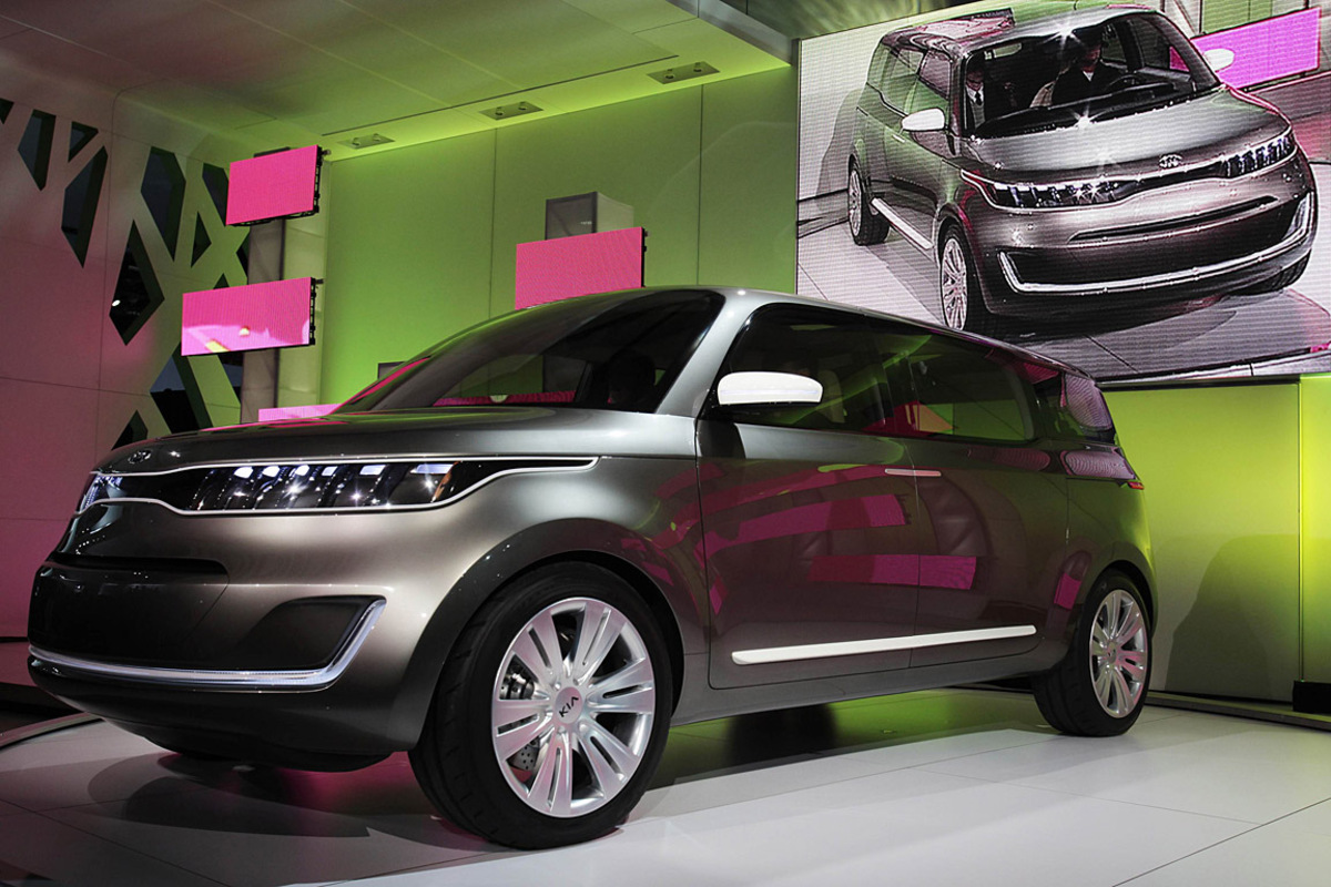 Kia setzt mit der Studie KV7 das "Box"-Konzept des Soul fort. So stellen sich die Koreaner einen "Aktivitäts-Vans" vor: Flügeltüren, Touchscreen-Tisch und Lounge-Sitzen.