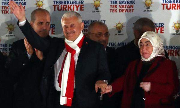 Doch es ging sich schließlich aus. Der türkische Ministerpräsident Binali Yildirim hat schließlich als erstes den Sieg bei dem Referendum beansprucht. "Das Präsidialsystem ist nach nicht-offiziellen Ergebnissen mit einem Ja-Votum bestätigt worden", sagte Yildirim am Sonntagabend vor Anhängern in Ankara. Später kam dann auch die offizielle Bestätigung der Wahlkommission.