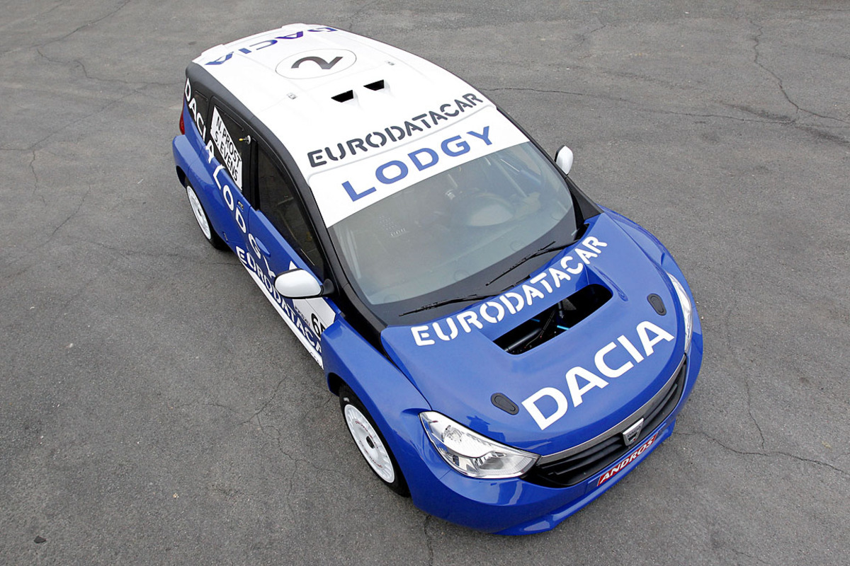 Auf dem Genfer Autosalon zeigt Dacia seine neue Großraumlimousine Lodgy. Dessen Rennversion mit 350 PS trat bei der Trophée Andros, einer Rennserie auf Eis, an. Am Steuer war niemand geringerer als Formel-1-Legende Alain Prost.