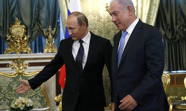 Der russische Präsident Putin (li.) lädt den israelischen Präsidenten Netanyahu (re.) und sein palästinensisches Gegenüber Abbas zu Friedensgesprächen nach Moskau.