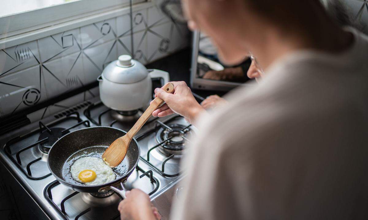 Eier kosteten im März um 16 Prozent mehr als vor einem Jahr. Bei anderen Lebensmittel liegt die Teuerungsrate gerade deutlich darunter – ein praxisnaher Überblick. 
