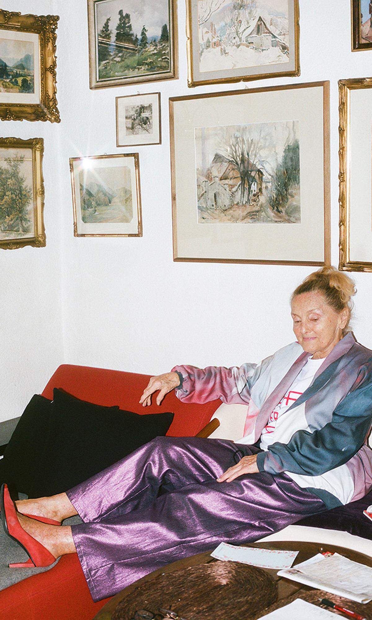 Hausbesuch. Für eine Homestory mit Mode erlaubte Erni Mangold der Designerin Romana Zöchling und der Fotografin Lisa Edi einen Blick in ihre Wohnung. Die Fotos werden gezeigt.